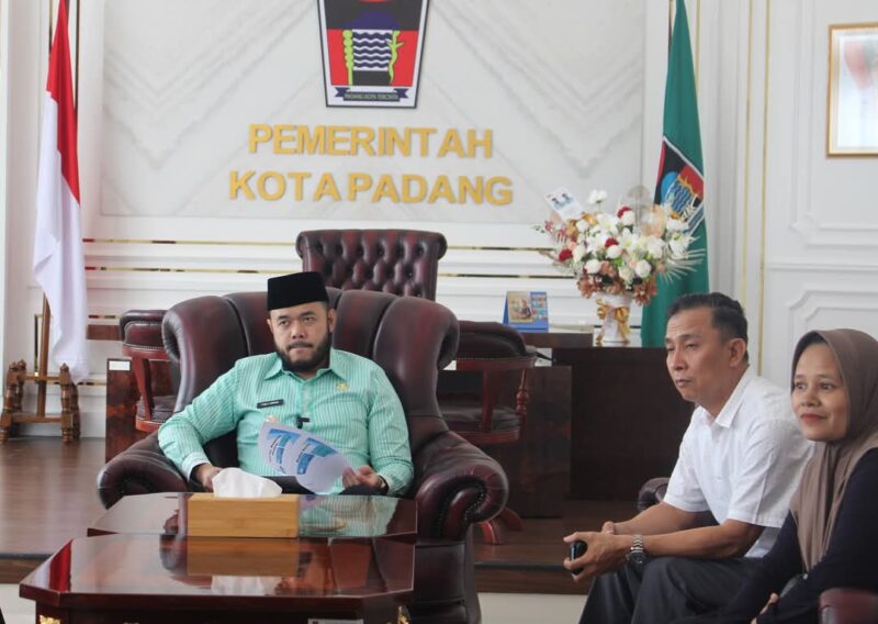 Wali Kota Padang Fadly Amran bertemu dengan Asosiasi Konveksi Kota Padang di ruang kerjanya, Kamis (27/3/2025). (Foto: Diskominfo Padang)
