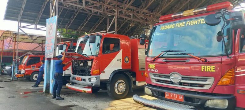 Damkar Kota Padang mengimbau masyarakat cek peralatan listrik sebelum mudik. (Foto: FB Diskominfo Padang)