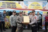 Bupati Eka Putra menyerahkan bantuan makanan dan minuman ringan untuk petugas. (Foto: Prokopim Tanah Datar)