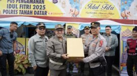 Bupati Eka Putra menyerahkan bantuan makanan dan minuman ringan untuk petugas. (Foto: Prokopim Tanah Datar)