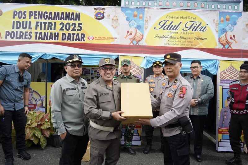 Bupati Eka Putra menyerahkan bantuan makanan dan minuman ringan untuk petugas. (Foto: Prokopim Tanah Datar)