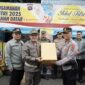 Bupati Eka Putra menyerahkan bantuan makanan dan minuman ringan untuk petugas. (Foto: Prokopim Tanah Datar)