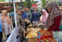 Bupati Tanah Datar, Eka Putra meninjau Pasar Murah di Batusangkar, Kamis (27/3/2025). (Foto: Prokopim Tanah Datar)
