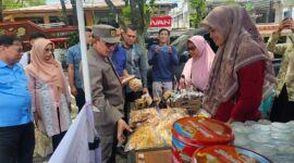 Bupati Tanah Datar, Eka Putra meninjau Pasar Murah di Batusangkar, Kamis (27/3/2025). (Foto: Prokopim Tanah Datar)