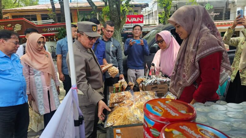 Bupati Tanah Datar, Eka Putra meninjau Pasar Murah di Batusangkar, Kamis (27/3/2025). (Foto: Prokopim Tanah Datar)