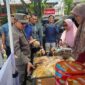 Bupati Tanah Datar, Eka Putra meninjau Pasar Murah di Batusangkar, Kamis (27/3/2025). (Foto: Prokopim Tanah Datar)