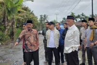 Gubernur Sumbar, Mahyeldi meninjau hasil perbaikan jalan rusak di Kenagarian Labuah Gunuang, Kecamatan Lareh Sago Halaban, Kabupaten Limapuluh Kota, Jumat (28/3/2025). (Foto: ADPSB)