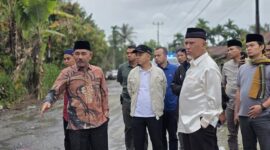 Gubernur Sumbar, Mahyeldi meninjau hasil perbaikan jalan rusak di Kenagarian Labuah Gunuang, Kecamatan Lareh Sago Halaban, Kabupaten Limapuluh Kota, Jumat (28/3/2025). (Foto: ADPSB)