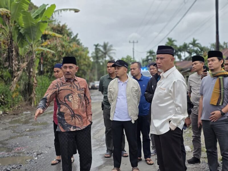 Gubernur Sumbar, Mahyeldi meninjau hasil perbaikan jalan rusak di Kenagarian Labuah Gunuang, Kecamatan Lareh Sago Halaban, Kabupaten Limapuluh Kota, Jumat (28/3/2025). (Foto: ADPSB)