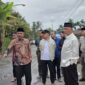 Gubernur Sumbar, Mahyeldi meninjau hasil perbaikan jalan rusak di Kenagarian Labuah Gunuang, Kecamatan Lareh Sago Halaban, Kabupaten Limapuluh Kota, Jumat (28/3/2025). (Foto: ADPSB)