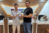Kepala Disdukcapil Padang Teddy Antonius menyerahkan e-KTP kepada warga. (Foto: MC Padang)