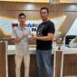 Kepala Disdukcapil Padang Teddy Antonius menyerahkan e-KTP kepada warga. (Foto: MC Padang)