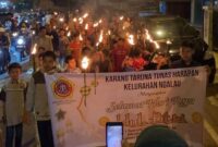 Pengurus Karang Taruna Tunas Harapan, Kelurahan Ngalau, Kecamatan Padang Panjang Timur meriahkan Hari Raya Idul Fitri dengan pawai obor, Minggu (30/3/2025). (Foto: Diskominfo Padang Panjang)