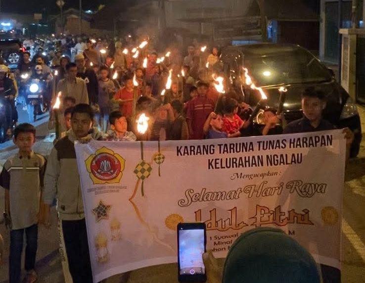 Pengurus Karang Taruna Tunas Harapan, Kelurahan Ngalau, Kecamatan Padang Panjang Timur meriahkan Hari Raya Idul Fitri dengan pawai obor, Minggu (30/3/2025). (Foto: Diskominfo Padang Panjang)