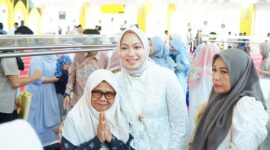 Bupati Dharmasraya Annisa Suci Ramadhani menunaikan Salat Idul Fitri di Masjid Agung Dharmasraya. (Foto: Pemkab Dharmasraya)