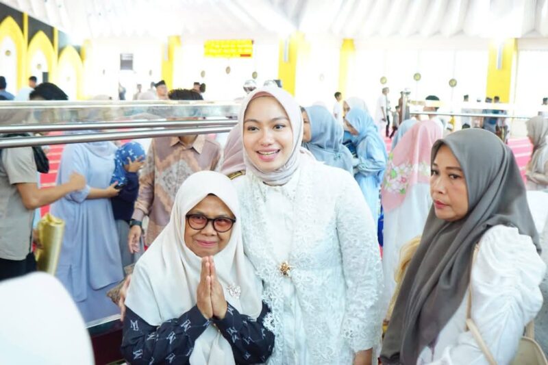 Bupati Dharmasraya Annisa Suci Ramadhani menunaikan Salat Idul Fitri di Masjid Agung Dharmasraya. (Foto: Pemkab Dharmasraya)