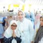Bupati Dharmasraya Annisa Suci Ramadhani menunaikan Salat Idul Fitri di Masjid Agung Dharmasraya. (Foto: Pemkab Dharmasraya)