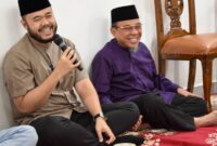 Wawako Padang Maigus Nasir menggelar acara berbuka puasa bersama warga sekitar di rumah dinasnya Jalan Ahmad Yani No. 51, Minggu (2/3/2025). (Foto: Prokopim Padang)