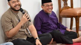 Wawako Padang Maigus Nasir menggelar acara berbuka puasa bersama warga sekitar di rumah dinasnya Jalan Ahmad Yani No. 51, Minggu (2/3/2025). (Foto: Prokopim Padang)