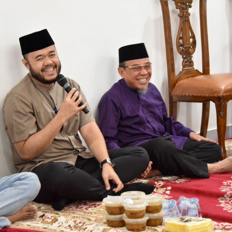 Wawako Padang Maigus Nasir menggelar acara berbuka puasa bersama warga sekitar di rumah dinasnya Jalan Ahmad Yani No. 51, Minggu (2/3/2025). (Foto: Prokopim Padang)