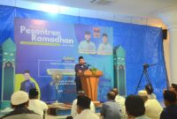 Wawako Padang Maigus Nasir menyampaikan tausiah Ramadhan di Masjid Agung Nurul Iman, Minggu (2/3/2025). (Foto: Prokopim Padang)