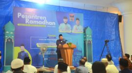 Wawako Padang Maigus Nasir menyampaikan tausiah Ramadhan di Masjid Agung Nurul Iman, Minggu (2/3/2025). (Foto: Prokopim Padang)