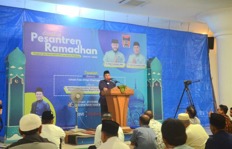 Wawako Padang Maigus Nasir menyampaikan tausiah Ramadhan di Masjid Agung Nurul Iman, Minggu (2/3/2025). (Foto: Prokopim Padang)
