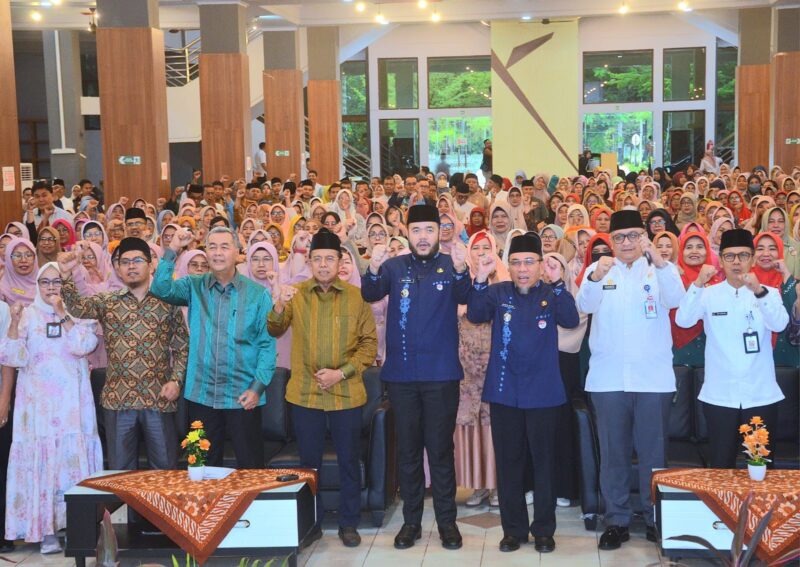 Wali Kota Padang Fadly Amran bersama Wawako Maigus Nasir, menggelar pertemuan dengan seluruh Kepala Sekolah PAUD/TK, SD dan SMP negeri/swasta se-Kota Padang, di Gedung Bagindo Aziz Chan Youth Center, Senin (3/3/2025). (Foto: Prokopim Padang)