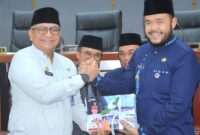 Wali Kota Padang Fadly Amran melakukan sertijab dengan Pj Wali Kota Padang Andree Algamar, dalam Sidang Paripurna DPRD Kota Padang, Senin (3/3/2025). (Foto: Prokopim Padang)