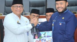 Wali Kota Padang Fadly Amran melakukan sertijab dengan Pj Wali Kota Padang Andree Algamar, dalam Sidang Paripurna DPRD Kota Padang, Senin (3/3/2025). (Foto: Prokopim Padang)