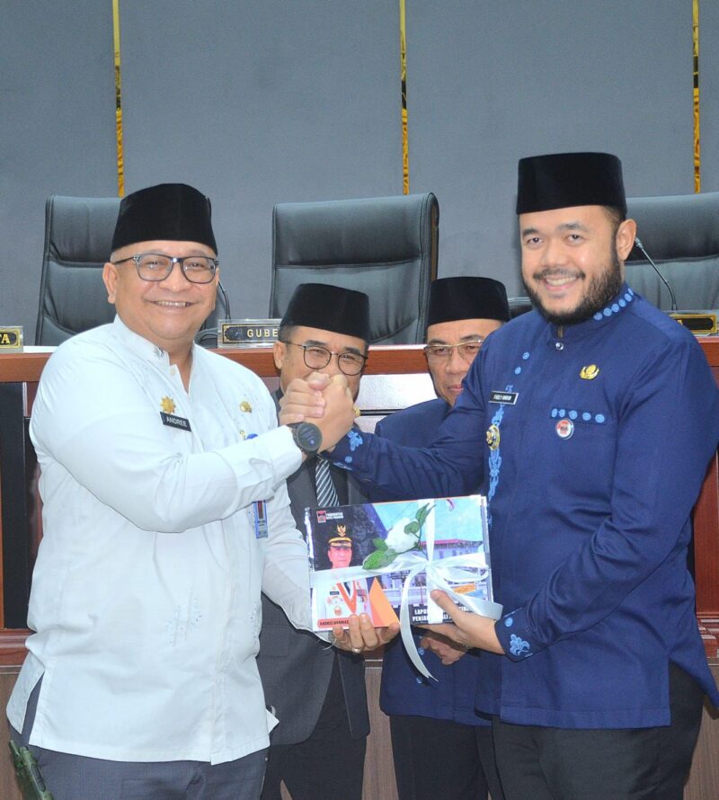Wali Kota Padang Fadly Amran melakukan sertijab dengan Pj Wali Kota Padang Andree Algamar, dalam Sidang Paripurna DPRD Kota Padang, Senin (3/3/2025). (Foto: Prokopim Padang)