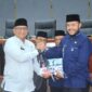 Wali Kota Padang Fadly Amran melakukan sertijab dengan Pj Wali Kota Padang Andree Algamar, dalam Sidang Paripurna DPRD Kota Padang, Senin (3/3/2025). (Foto: Prokopim Padang)