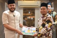 Wali Kota Padang Fadly Amran menyerahkan bantuan hibah sebesar Rp15 juta kepada pengurus Masjid Al-Hidayah. (Foto: Prokopim Padang)