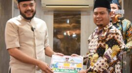 Wali Kota Padang Fadly Amran menyerahkan bantuan hibah sebesar Rp15 juta kepada pengurus Masjid Al-Hidayah. (Foto: Prokopim Padang)