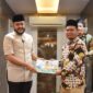 Wali Kota Padang Fadly Amran menyerahkan bantuan hibah sebesar Rp15 juta kepada pengurus Masjid Al-Hidayah. (Foto: Prokopim Padang)