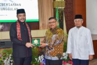 Wali Kota Padang Fadly Amran didapuk menjadi pembicara dalam kuliah umum Dies Natalis FIB ke-43 Unand di Convention Hall Unand, Jumat (7/3/2025). (Foto: Prokopim Padang)