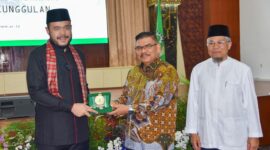 Wali Kota Padang Fadly Amran didapuk menjadi pembicara dalam kuliah umum Dies Natalis FIB ke-43 Unand di Convention Hall Unand, Jumat (7/3/2025). (Foto: Prokopim Padang)