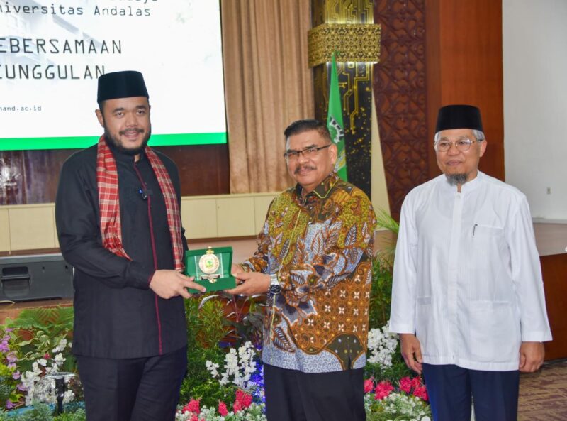 Wali Kota Padang Fadly Amran didapuk menjadi pembicara dalam kuliah umum Dies Natalis FIB ke-43 Unand di Convention Hall Unand, Jumat (7/3/2025). (Foto: Prokopim Padang)