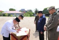 Wakil Wali Kota Padang Maigus Nasir memimpin apel penyerahan personel Bawah Kendali Operasi (BKO) dari beberapa Organisasi Perangkat Daerah (OPD) ke Satuan Polisi Pamong Praja (Satpol PP) Kota Padang. (Foto: Prokopim Padang)