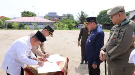 Wakil Wali Kota Padang Maigus Nasir memimpin apel penyerahan personel Bawah Kendali Operasi (BKO) dari beberapa Organisasi Perangkat Daerah (OPD) ke Satuan Polisi Pamong Praja (Satpol PP) Kota Padang. (Foto: Prokopim Padang)