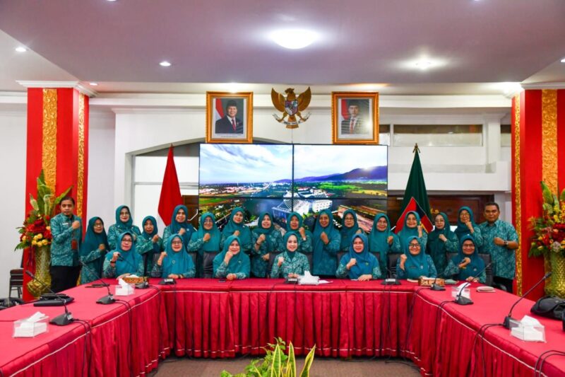 Ketua TP-PKK Padang Ny. Dian Puspita Fadly Amran menggelar silaturahmi bersama jajaran pengurus TP-PKK Kota Padang, Jumat (7/3/2025). (Foto: Prokopim Padang)