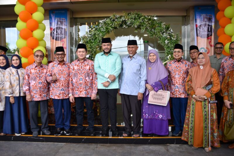 Wali Kota Padang Fadly Amran, menghadiri soft opening dan syukuran gedung baru RS Padang Eye Center. (Foto: Prokopim Padang)