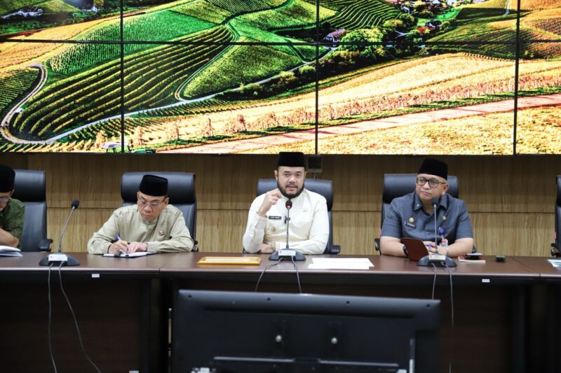 Wali Kota Padang Fadly Amran dan Wawako Maigus Nasir mengadakan Weekly Meeting bersama seluruh Kepala Organisasi Perangkat Daerah (OPD), Senin (10/3/2025). (Foto: Prokopim Padang)