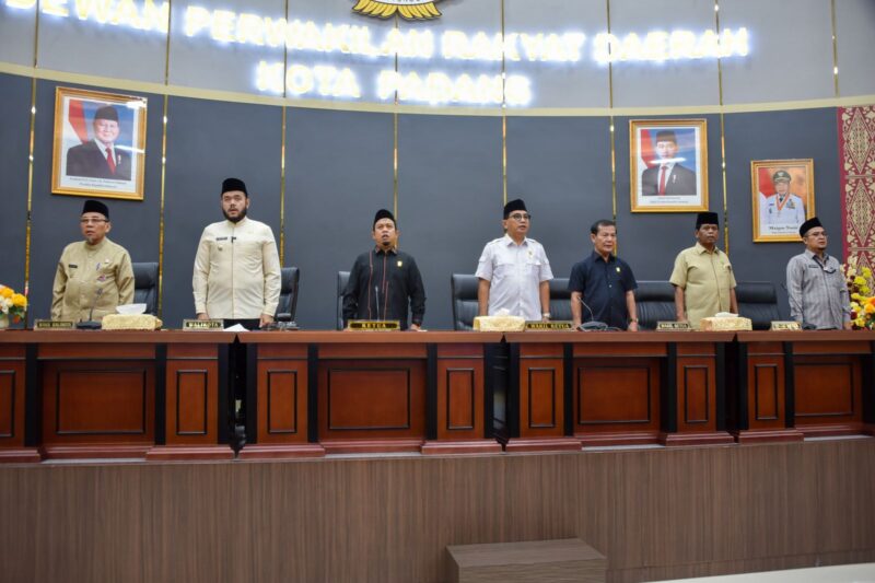 Wali Kota Padang Fadly Amran menyampaikan LKPJ kepada DPRD Kota Padang, dalam Sidang Paripurna DPRD Kota Padang, Senin (10/3/2025). (Foto: Prokopim Padang)