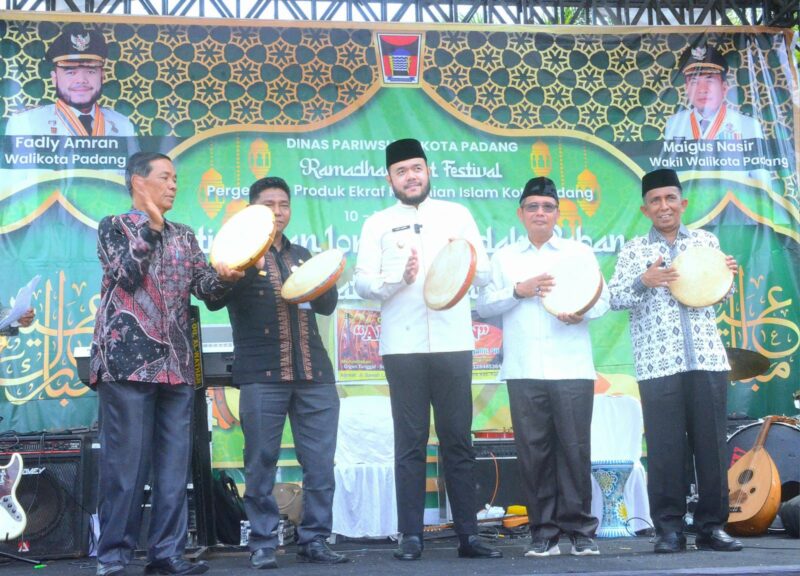 Wali Kota Padang Fadly Amran membuka Festival Qasidah Rebana tingkat Kota Padang. (Foto: Prokopim Padang)