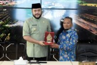 Wali Kota Padang Fadly Amran menerima kunjungan Kepala Ombudsman RI Perwakilan Sumatera Barat Adel Wahidi. (Foto: Prokopim Padang)