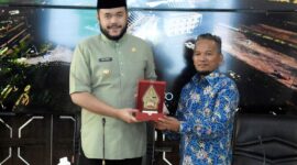 Wali Kota Padang Fadly Amran menerima kunjungan Kepala Ombudsman RI Perwakilan Sumatera Barat Adel Wahidi. (Foto: Prokopim Padang)