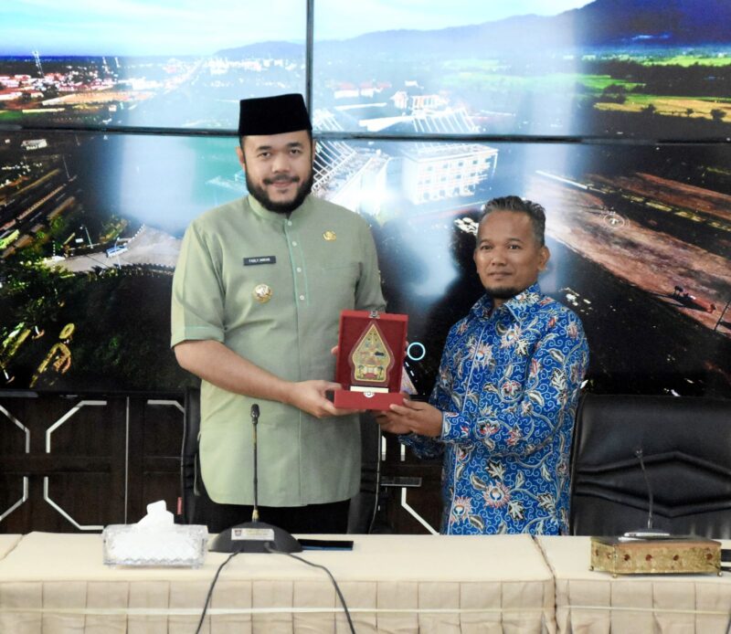 Wali Kota Padang Fadly Amran menerima kunjungan Kepala Ombudsman RI Perwakilan Sumatera Barat Adel Wahidi. (Foto: Prokopim Padang)