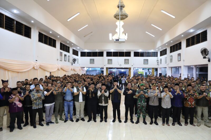 Wali Kota Padang Fadly Amran mengukuhkan 325 orang Dubalang Kota Padang yang akan bertugas membantu menjaga trantibum Kota Padang. (Foto: Prokopim Padang)
