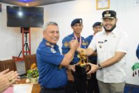 Wali Kota Padang Fadly Amran memberikan apresiasi kepada tim Pemadam Kebakaran (Damkar) Kota Padang. (Foto: Prokopim Padang)